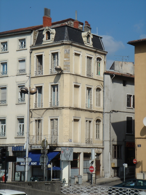 Immeuble d'habitation et commerce au rez-de-chaussée