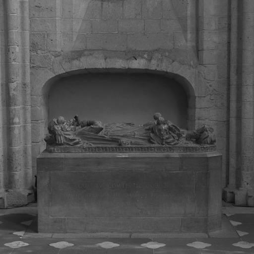 Cénotaphe et gisant du comte Guy IV