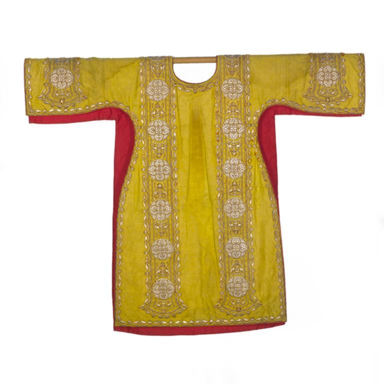 ensemble de 3 chapes (non étudiées), d'une chasuble et de 2 dalmatiques : ornement doré