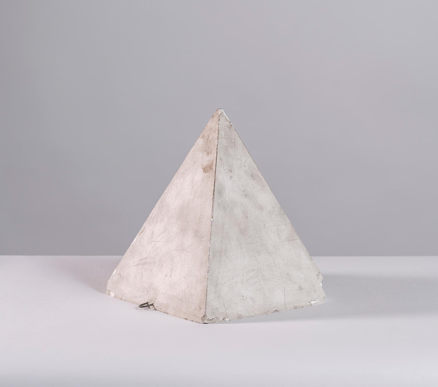 Objet de représentation de formes géométriques ou mathématiques : Pyramide à base carrée