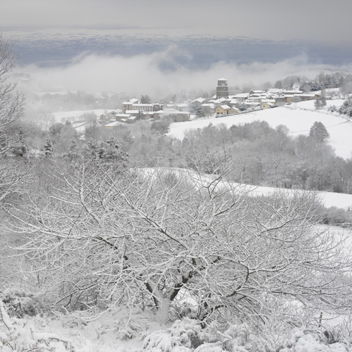Le bourg de Verrières-en-Forez sous la neige.