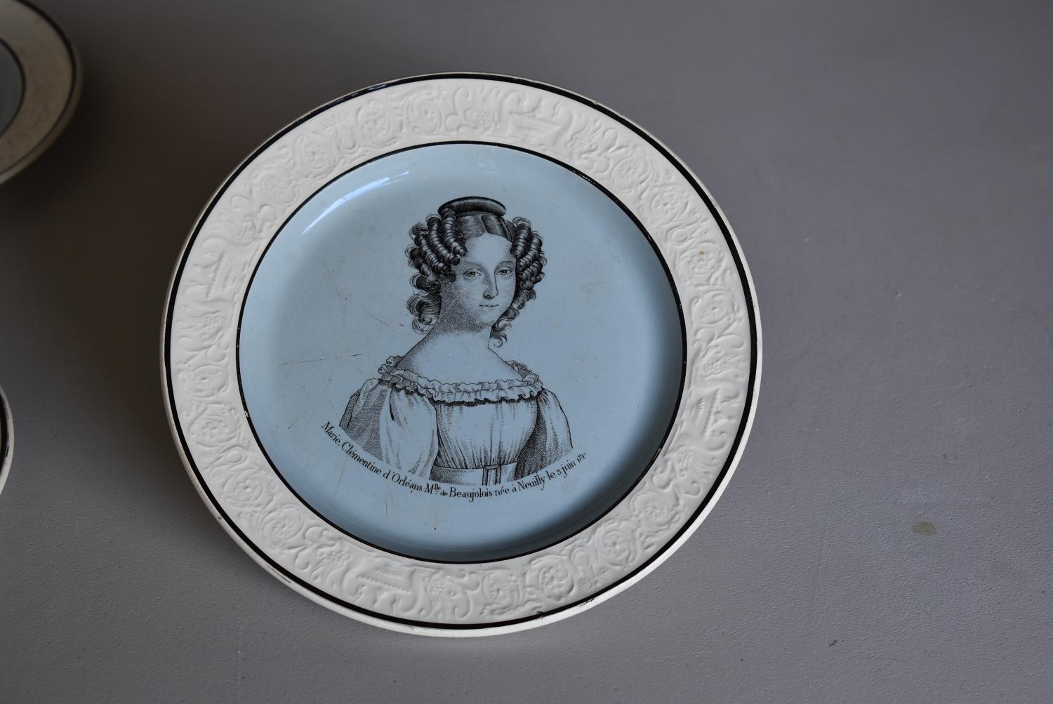 Assiette représentant la famille d'Orléans et le général Lafayette : portrait de Marie Clémentine d'Orléans