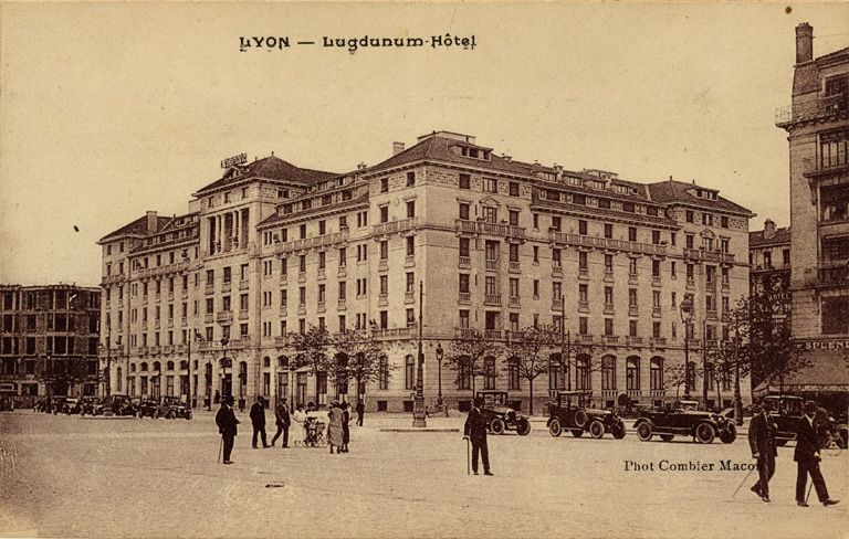 Hôtel de voyageurs : hôtel Lugdunum, puis Palace Hôtel, puis Lugdunum Palace, puis hôtel Lugdunum, consulat de Roumanie, actuellement immeuble de bureaux