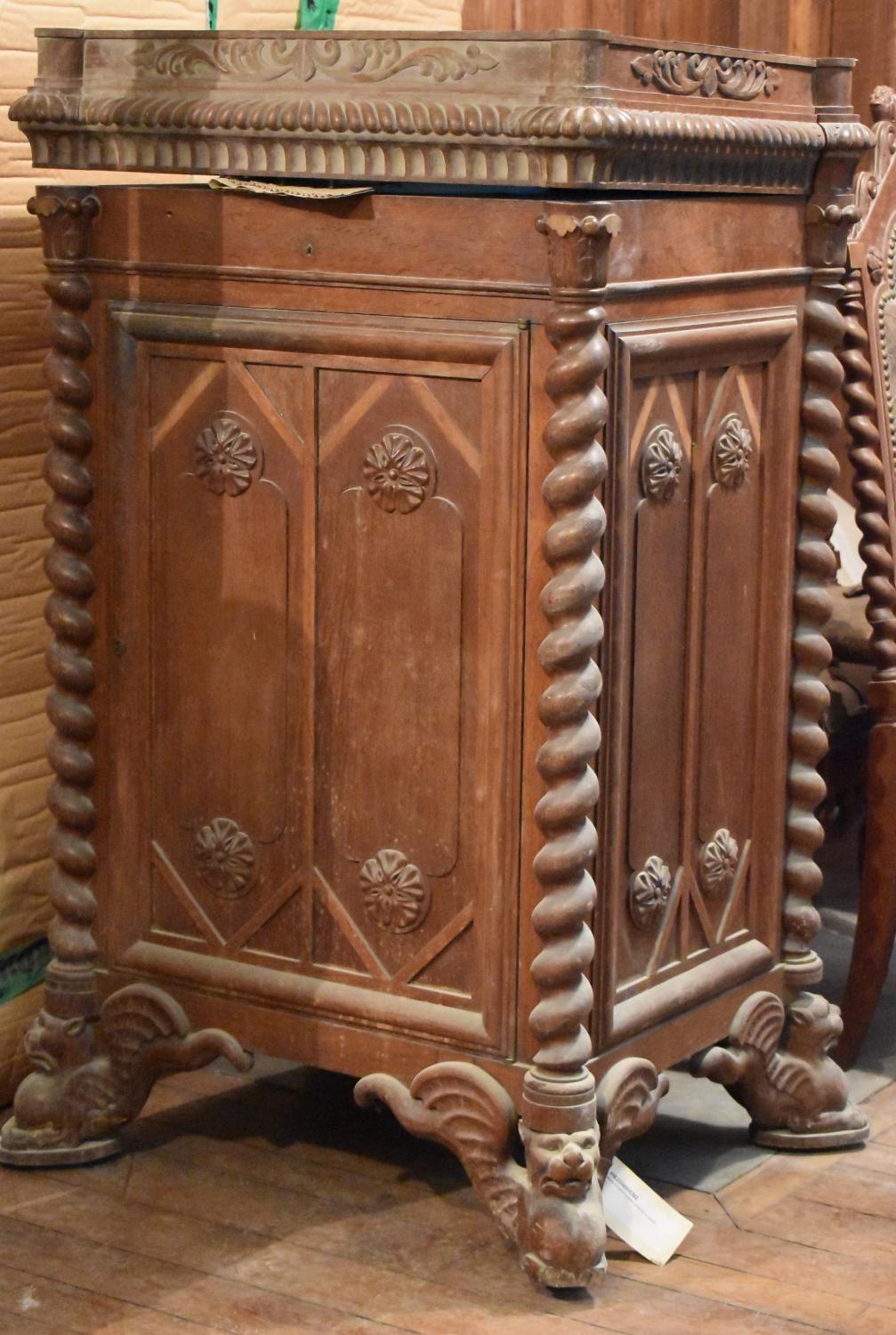 Ensemble de 14 chaises, une banquette, deux fauteuils, une toilette dite barbière lavabo provenant du château de Maulmont