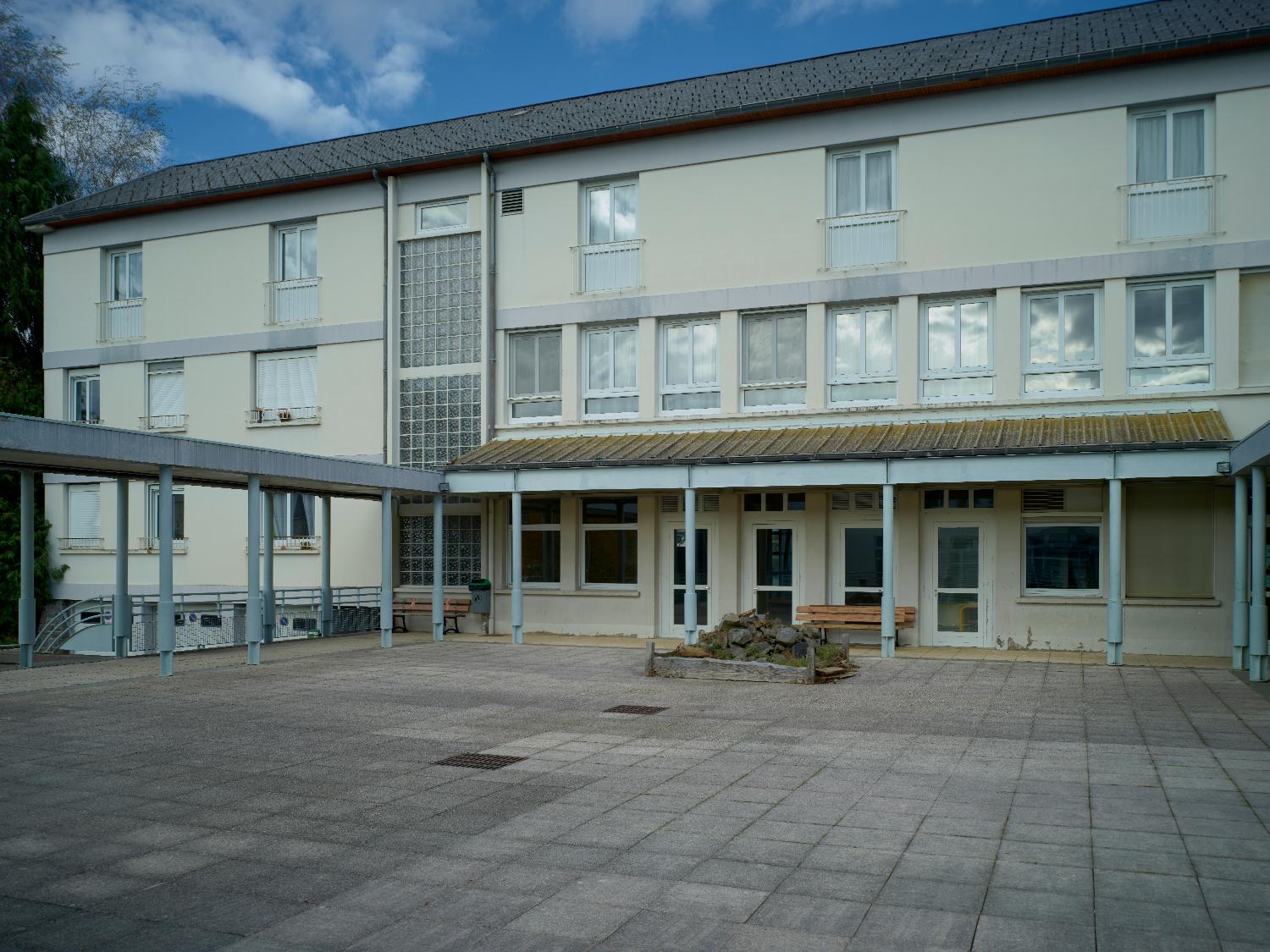 Foyer de progrès agricole, puis centre de formation professionnelle agricole, puis collège agricole, actuellement lycée professionnel agricole de Rochefort-Montagne