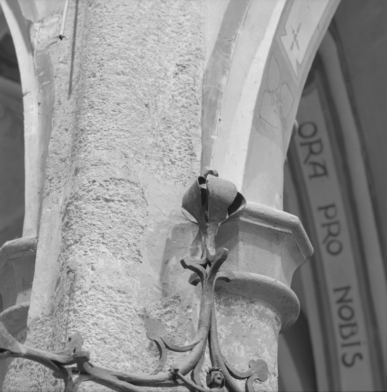 Croix de cimetière et lanterne des morts