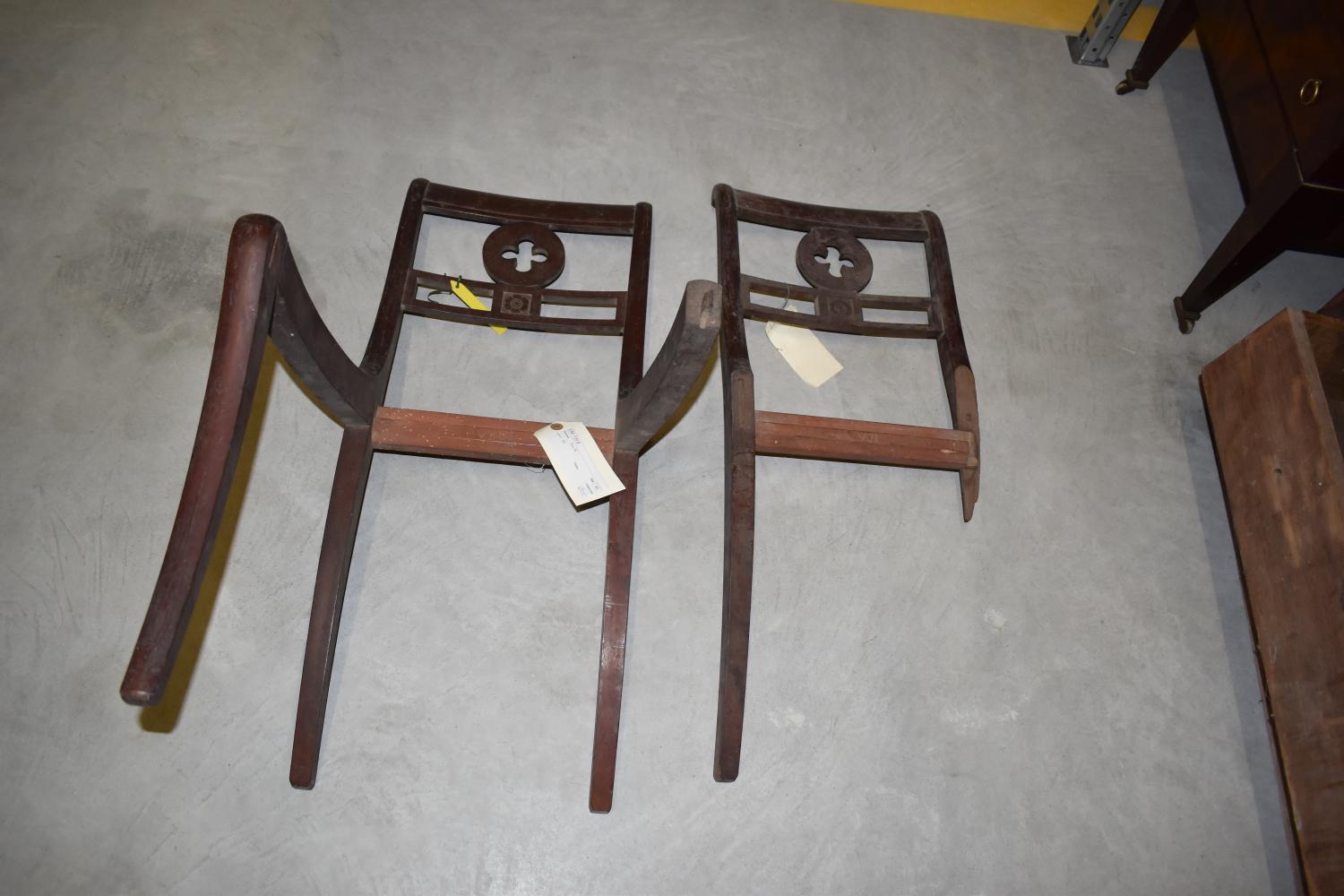 Fragments d'un ensemble de deux chaises.