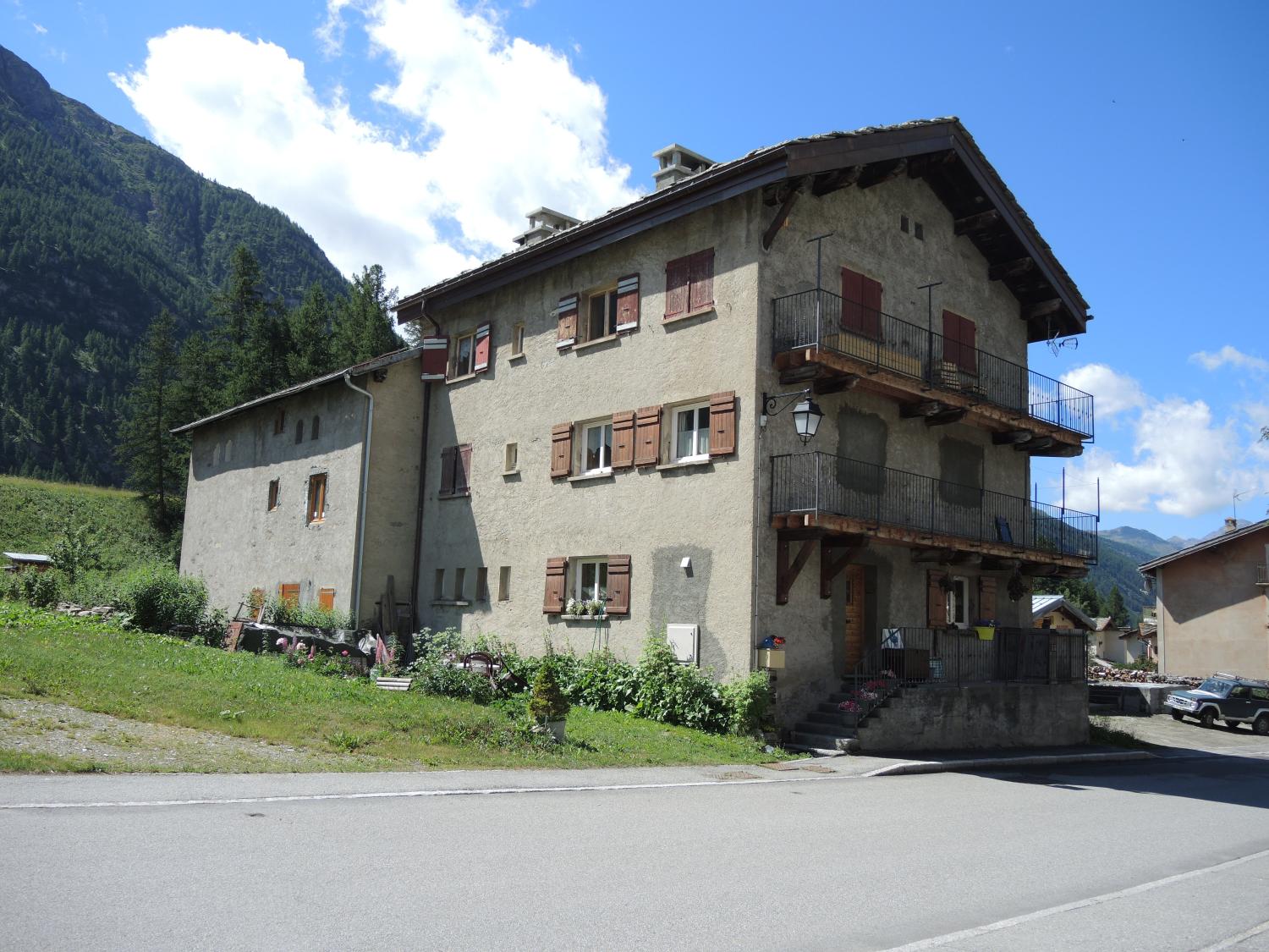 Ensemble de maisons de la reconstruction à Bessans