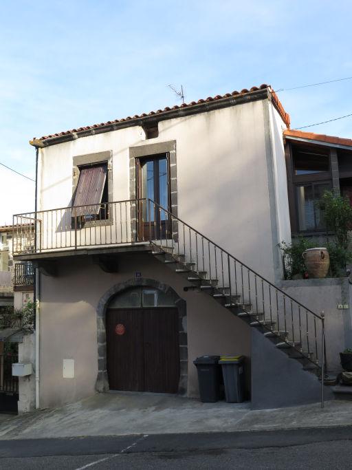 Escalier suspendu et rampe d'appui métallique, parallèle à la façade, et palier surmontant l'accès au cuvage : Ceyrat, 16 rue de la Varenne