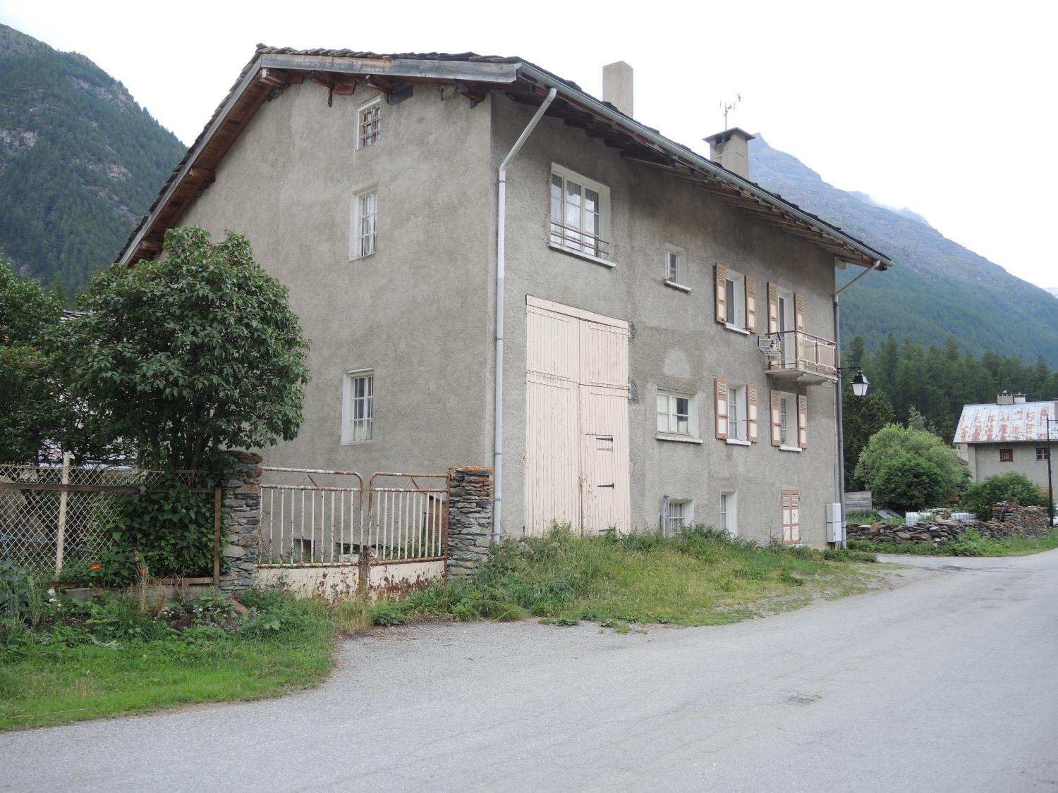 Ensemble de maisons de la reconstruction à Bessans