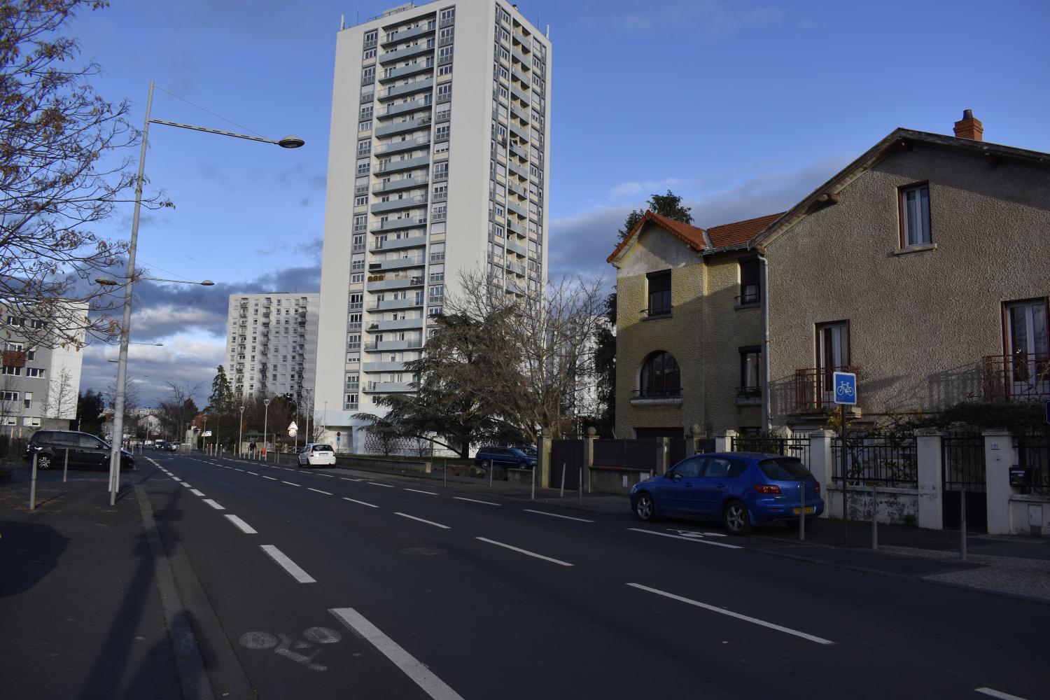 Effets de collage. La rue des Liondards depuis le sud. Deux maisons préexistantes à l'opération et la tour de grande hauteur (TGH) de la deuxième tranche (entre 1962 et 1964). (Photo chercheure.)