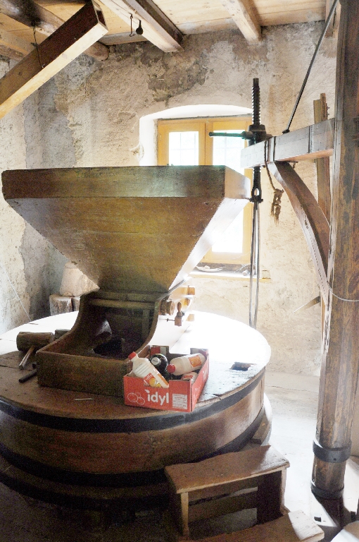 Moulin à farine et battoir de la Verdasse, dit moulin Picollet, puis moulin  Chevalier, puis Buttin, puis Collomb, actuellement logement,  Rez-de-chaussée surélevé : vue de la meule avec la trémie et de