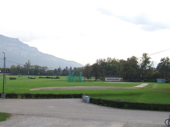 Stade d'athlétisme ; Parc des sports Aga Khan ; Stade municipal