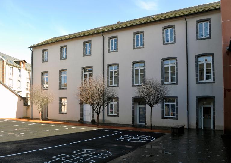 Collège de jésuites de Saint-Flour, dit collège de Fontanges, puis école secondaire municipale, collège municipal, lycée municipal, groupe scolaire Victor-Hugo, actuellement groupe scolaire Hugo-Vialatte et immeuble communal