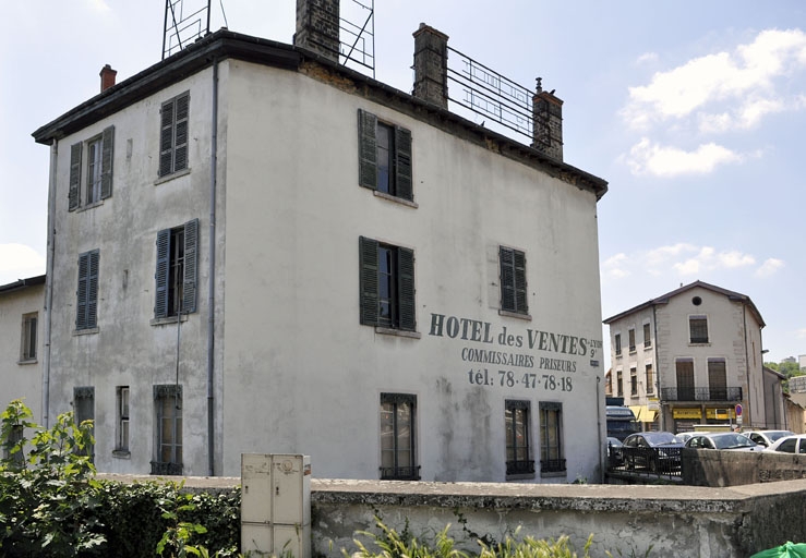 Ancien moulin puis usine de mise en bouteilles dite Charvet vins en gros puis Coquet et Monet eaux et limonade puis J.B. Beaumann et Cie fabrique de limonade et bière actuellement salle des ventes du 9eme arrondissement de Lyon