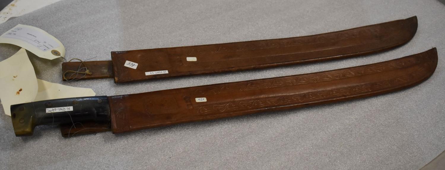 Ensemble d'une machette et son fourreau, d'un deuxième fourreau