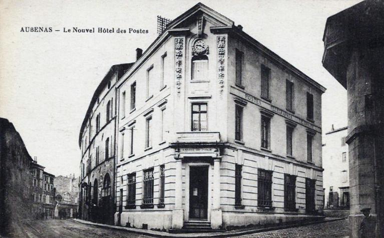 Collège de jésuites d'Aubenas (partiellement détruit), puis école secondaire, puis centre de tri postal, puis commissariat de police, actuellement immeuble à logements