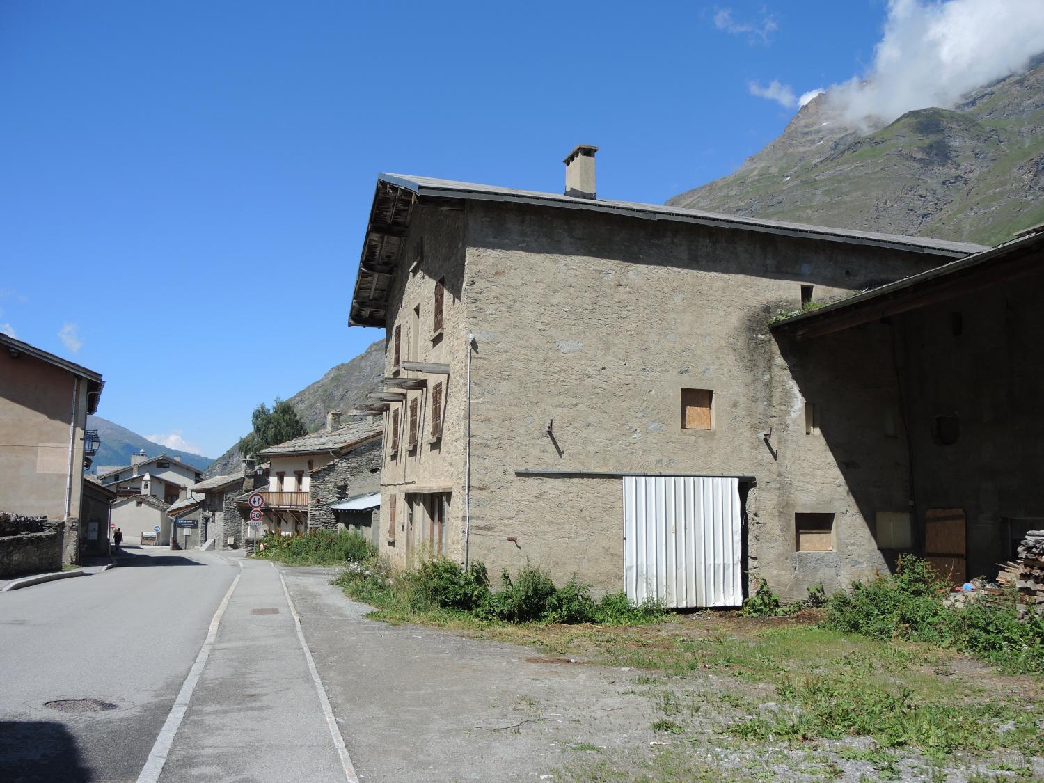 Ensemble de maisons de la reconstruction à Bessans