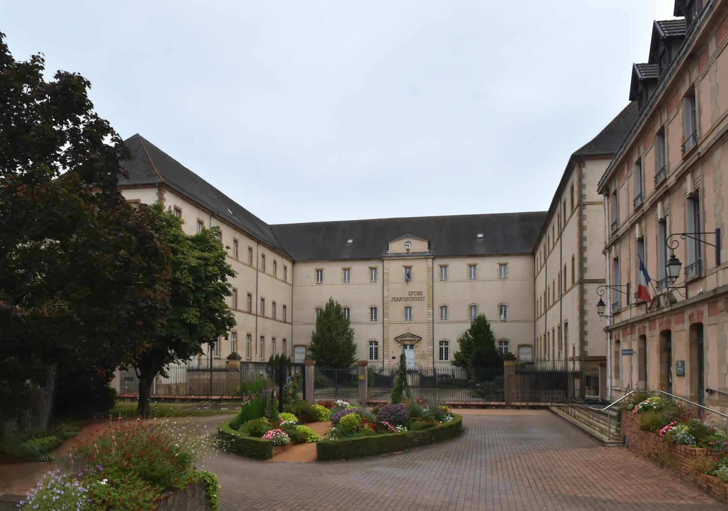 Prieuré de bénédictines Saint-Pierre puis petit séminaire et collège de jésuites puis école de filles, dite école professionnelle Henri-Mathé, puis collège technique et centre d’apprentissage mixtes, puis lycée technique, actuellement lycée polyvalent Jean-Monnet, dit lycée des métiers du design et des arts verriers