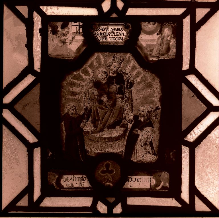 Verrière : remise des chapelets à Saint-François d' assise et à sainte Claire d' Assise par la Vierge et l' Enfant Jésus (baie 1), verrière figurée, grisaille décorative