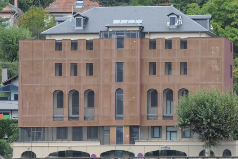 Ecole secondaire, dite Ecole supérieure de garçons Bernascon, puis lycée, dit Lycée Bernascon, actuellement siège d'association, dit Maison des Associations