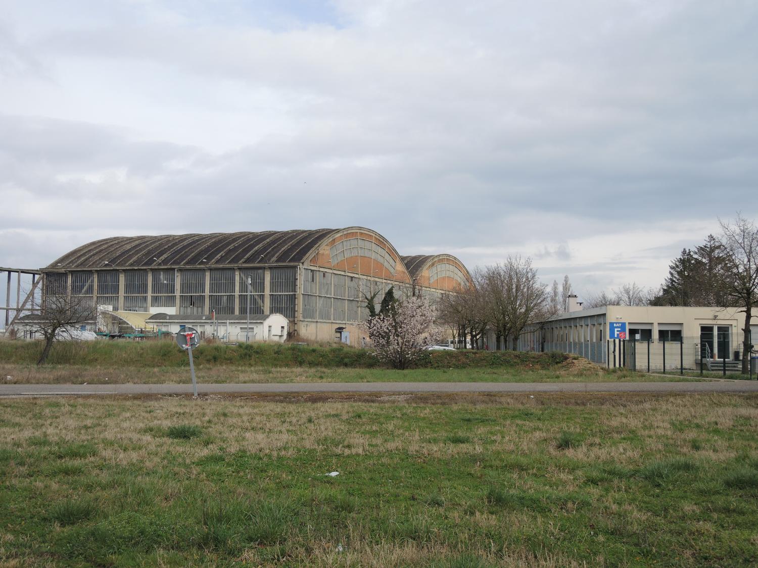 Hangar aéronautique militaire dit Hangar IV aéroport de Bron actuellement entrepôt sans affectation