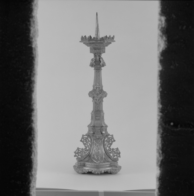 Ensemble de 5 chandeliers d'autel et une croix d'autel