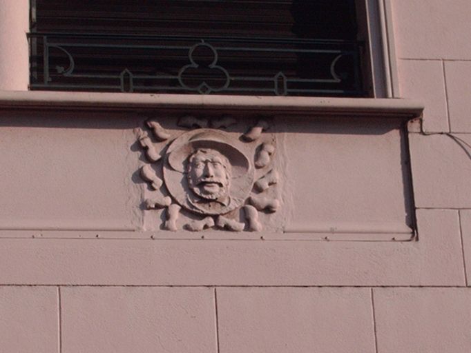 Ensemble de trois bas-reliefs : Danse et portraits d'Auvergne