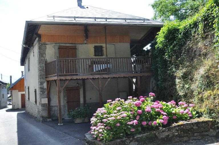 Moulin à farine et scierie des Chartreux d'Aillon puis moulin, pressoir et battoir à chanvre Sonnet puis Pernet actuellement logement et gîte