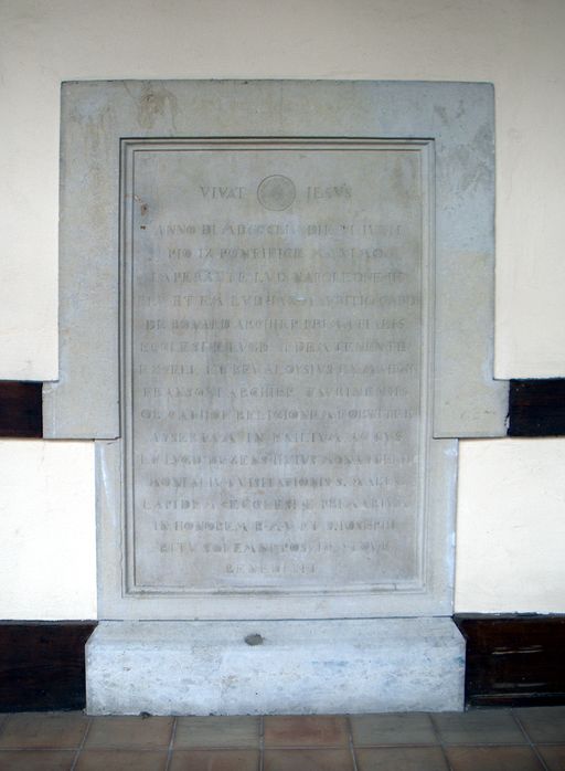 Plaque commémorative de la pose de la première pierre du monastère