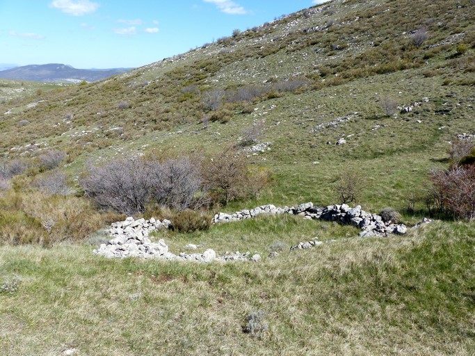 Enclos en pierre sèche, au quartier de l'Adret de Lachau.