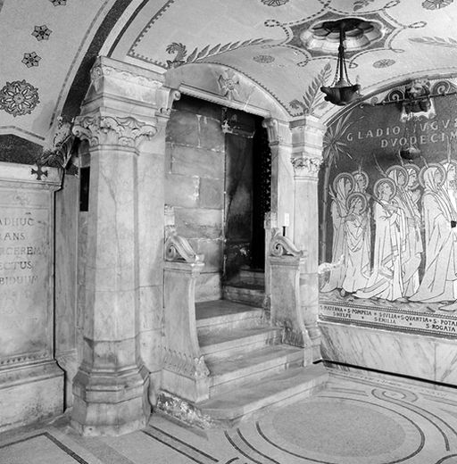 Escalier du décor d'architecture de la chapelle souterraine dite caveau de saint Pothin