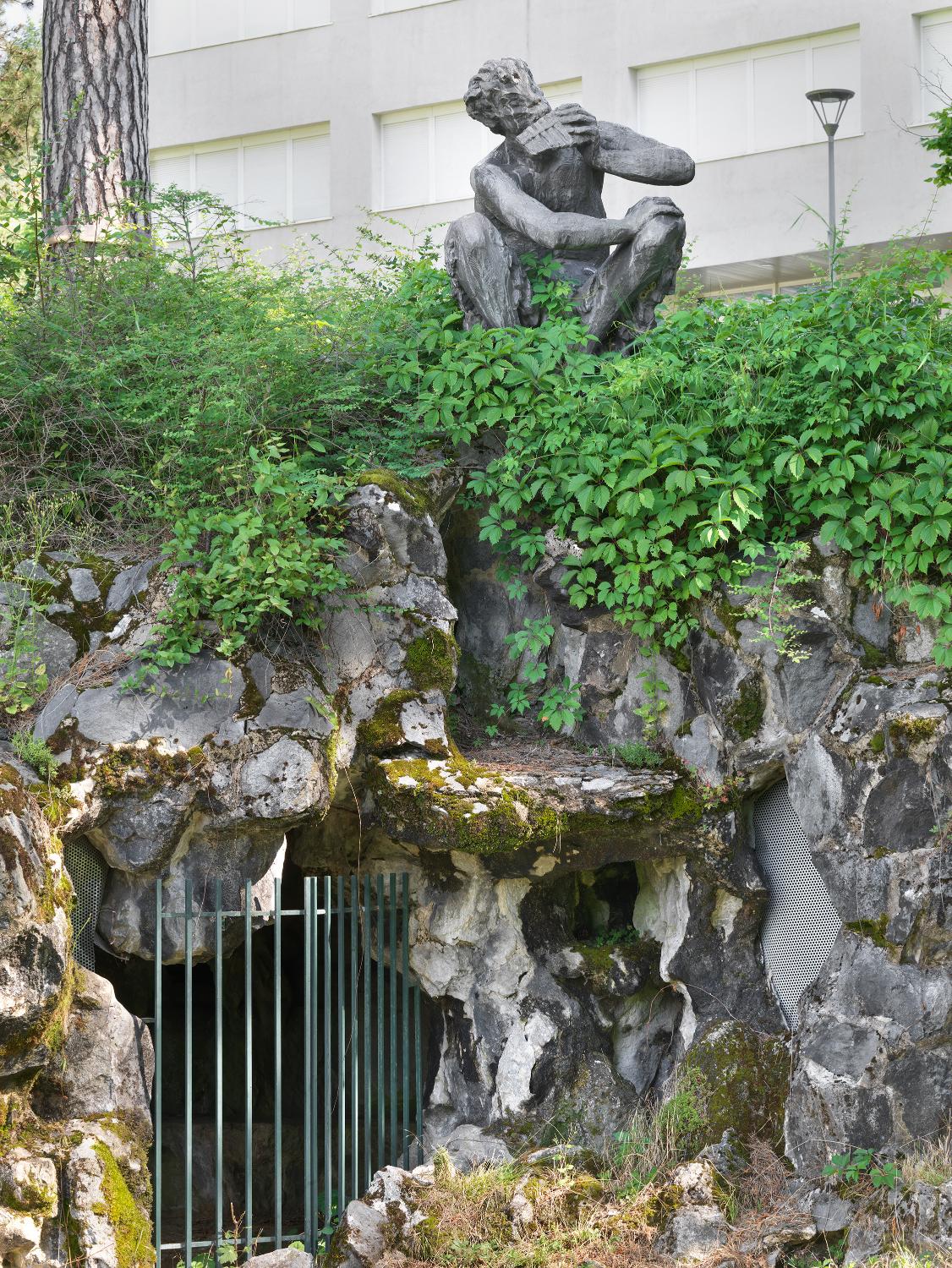 Sculpture (ronde-bosse) et fontaine : Faune jouant de la flûte de Pan