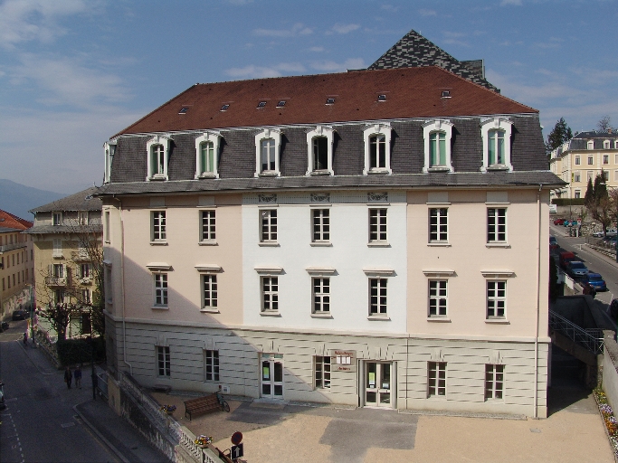 École des frères de la doctrine chrétienne, puis école maternelle et tribunal, puis école supérieure de jeunes filles, actuellement bibliothèque