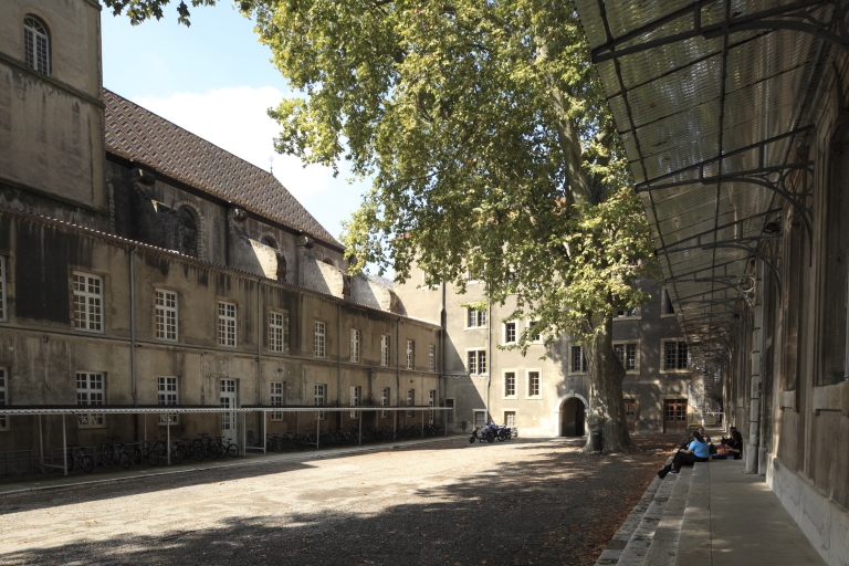 Collège de Tournon, puis école royale militaire, école centrale, collège communal, collège royal, lycée impérial, lycée de garçons, actuellement lycée Gabriel-Faure