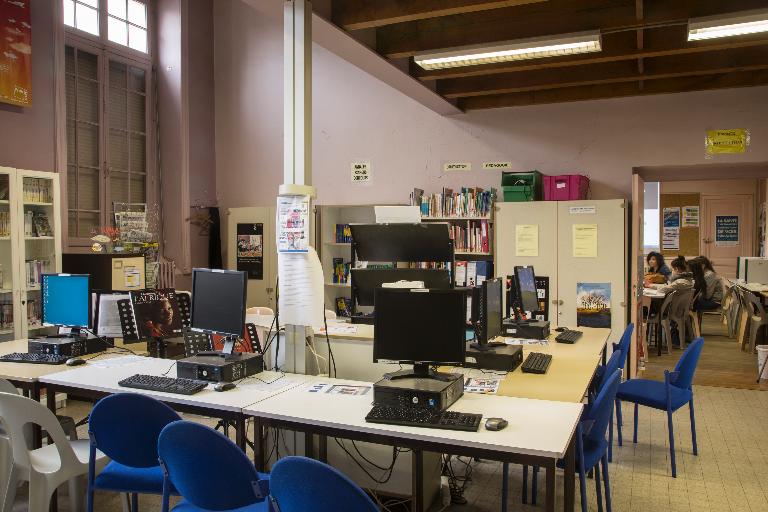 Manoir de Chènevoux, puis collège de jésuites, puis école centrale, puis lycée de garçons, actuellement lycée d'enseignement secondaire Jean-Puy