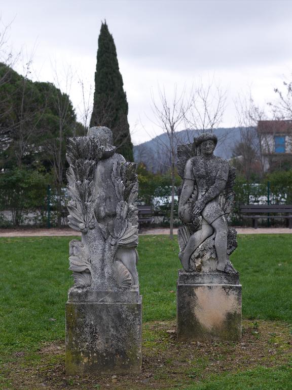 Statues (en pendant) : Le Jeune homme, la Jeune fille