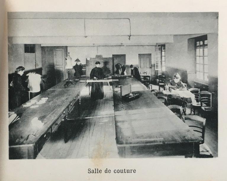 Collège de jésuites, dit Royal-Dauphin, puis école centrale, lycée, collège royal, lycée de garçons puis lycée de jeunes filles, actuellement cité scolaire Stendhal