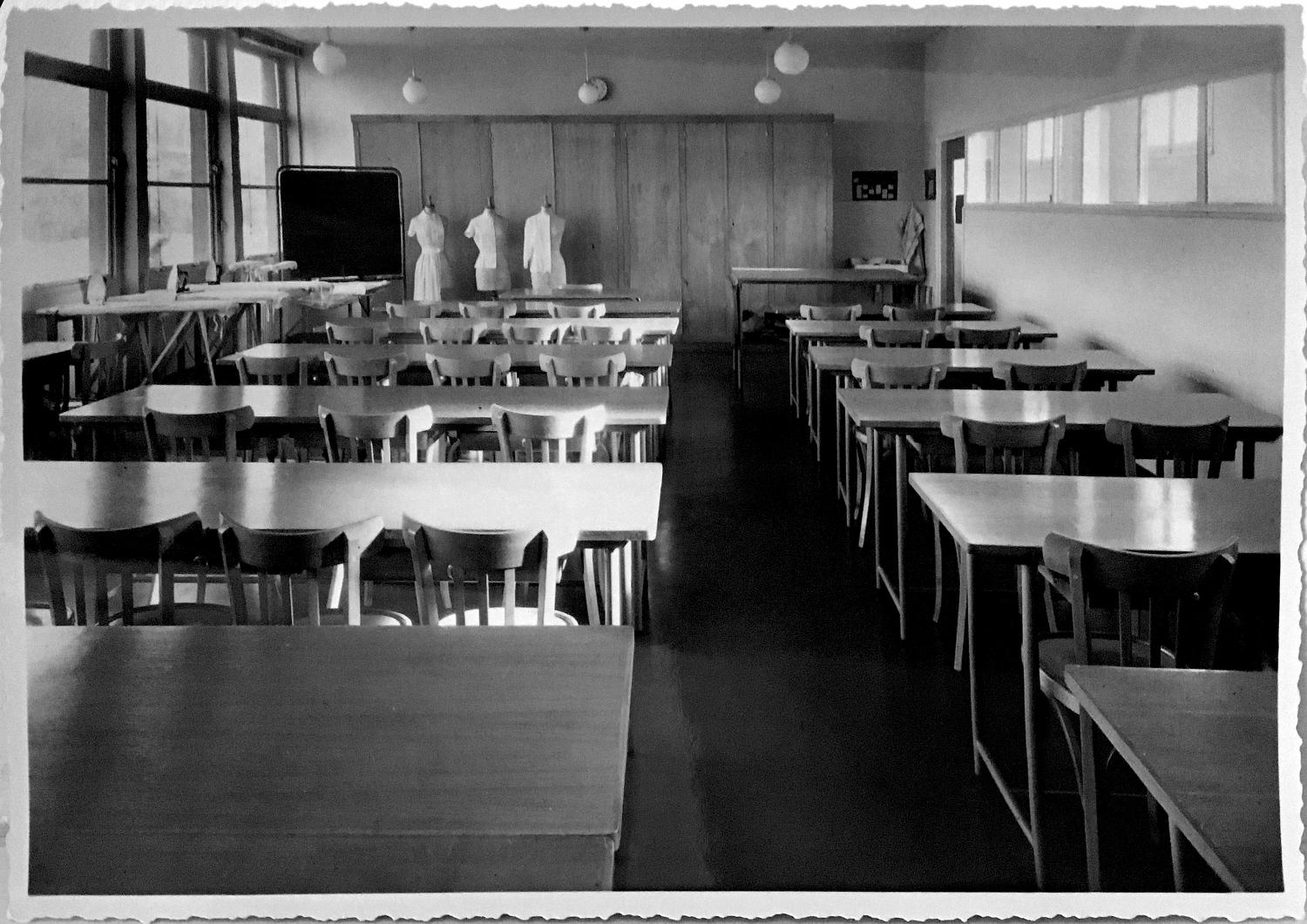 Centre d'apprentissage féminin des Platanes, puis collège d'enseignement technique de jeunes filles, actuellement lycée professionnel Joseph et Etienne de Montgolfier