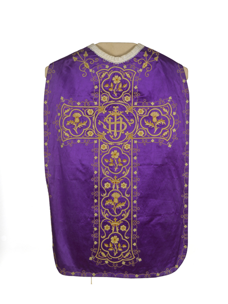 ornement violet : chasuble, étole, manipule