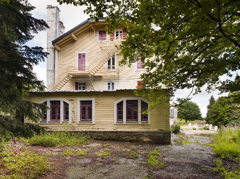 Hôtel de voyageurs, dit chalets-hôtels du Mont-Revard, puis Grand Hôtel PLM du Mont-Revard, actuellement immeuble à logements