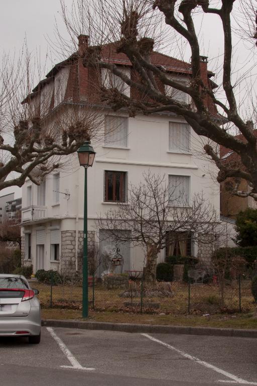 Maison et café Au Petit Charmant, puis maisons et cafés, puis maison et immeuble, dit immeuble Besson, et café Aix Plage