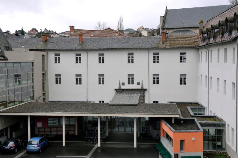 Collège de jésuites d'Aurillac, puis collège communal, lycée de garçons, école primaire supérieure de jeunes filles, collège moderne et technique de jeunes filles, actuellement collège Jeanne-de-La-Treilhe