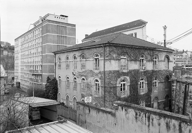 Usine de mise en bouteilles dite entrepôts des liquides puis Douane actuellement établissement administratif d'entreprise de la SNCF