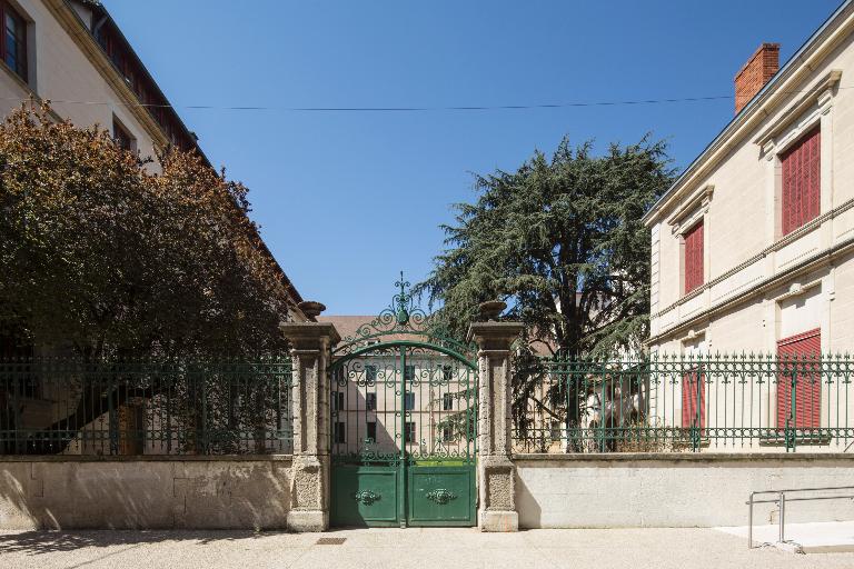 Manoir de Chènevoux, puis collège de jésuites, puis école centrale, puis lycée de garçons, actuellement lycée d'enseignement secondaire Jean-Puy