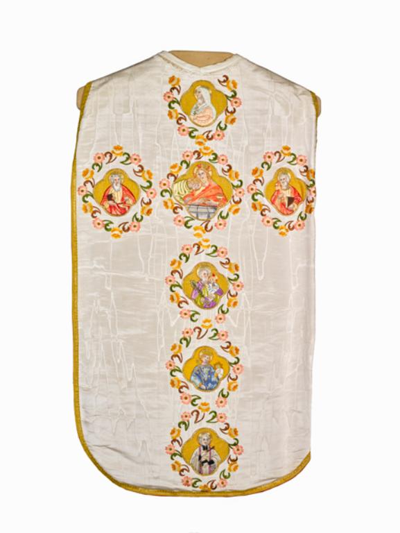 chasuble, étole, manipule, bourse de corporal (non étudiée), tour d'autel (non étudié) : ornement blanc