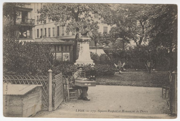 Place des Squares, actuellement place Raspail et place Jutard