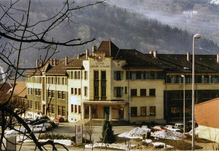 Groupe scolaire de Montroux, puis Cité technique, actuellement lycée d'enseignement général, technologique et professionnel René-Perrin