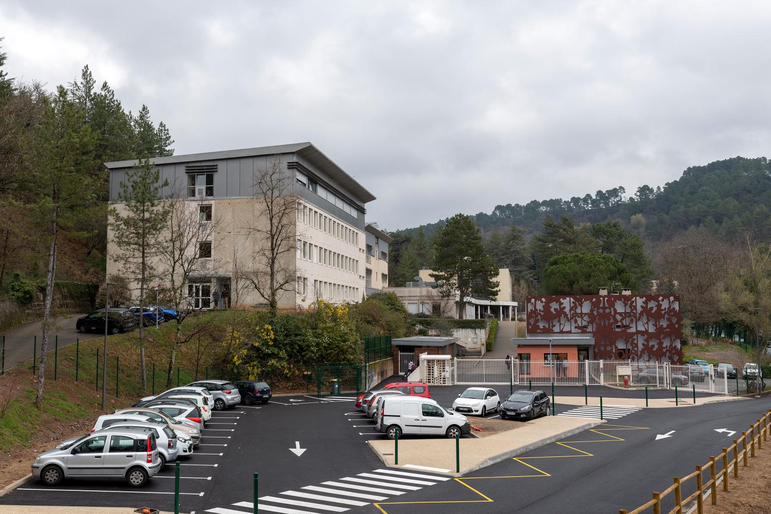 Collège d’enseignement général 400, dit collège La Ségalière, actuellement lycée des métiers de l'hôtellerie et collège la Ségalière, dits cité scolaire de Largentière