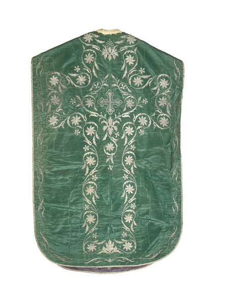 chasuble, étole, manipule, voile de calice, bourse de corporal, deux pales (non réversibles) : ornement réversible : ornement vert, ornement violet